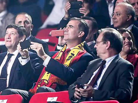 המלך פליפה, בא לתעד עוד זכיה (FIBA)