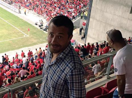 המרגל. יוקאנוביץ' פוקד את יציעי טוטו-טרנר (אלן שיבר)