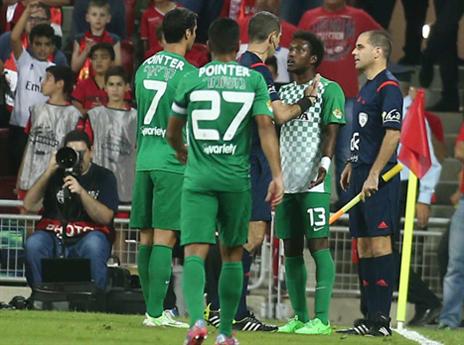 שחקני חיפה סביב השופט. ייאלצו להסתדר בלי טוואטחה מול מכבי (אלן שיבר)