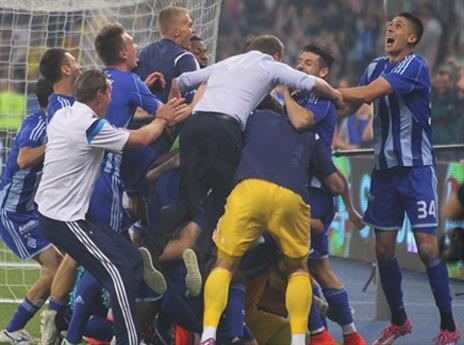 רברוב והשחקנים חוגגים את הזכיה בגביע (האתר הרשמי של דינמו קייב)