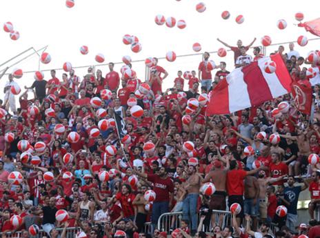 מחכים לחברם שיחזור ליציע