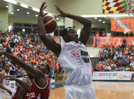 רייט מנסה להגיע לסל (עודד קרני)