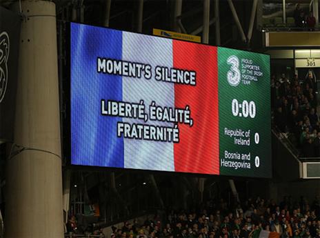 דגל צרפת על המסך בדאבלין (Getty)