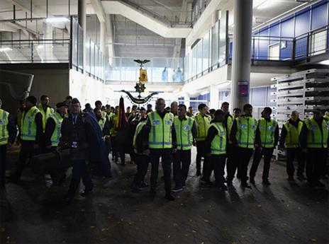 שוטרים מפנים את האצטדיון (Getty)