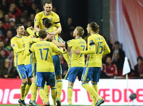 ערימה של שחקני שבדיה על זלאטן (GETTY)