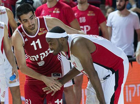 טימור מנחם את אוונס. הפועל ת"א פספסה (צילום: עודד קרני)