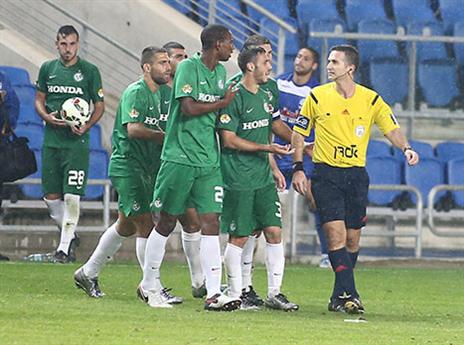 שחקני חיפה מקיפים את אדלר (אלן שיבר)