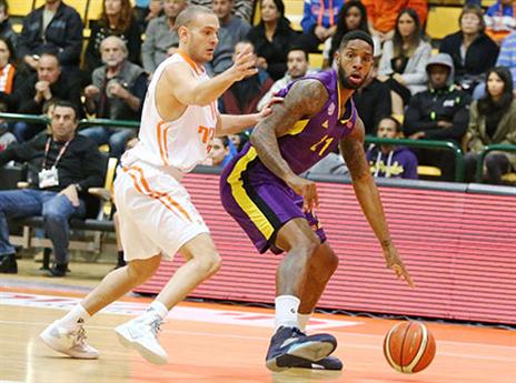 חזק מתחת לסל. קלארק (אלן שיבר)