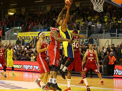 גארט עולה לסל (מנהלת הליגה)