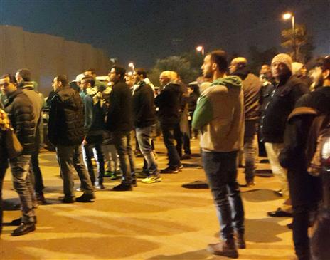 אוהדי כפר סבא המתינו מחוץ לאצטדיון בסיום המשחק לפליקס נעים