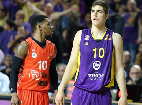 אדם אריאל בסגול, נא להתרגל (צילום: אלן שיבר)