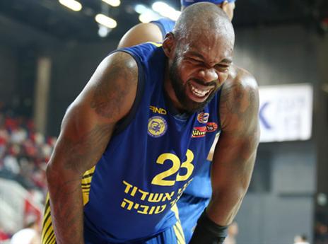 תומאס נהנה (או סובל) בדרייב אין (אלן שיבר)