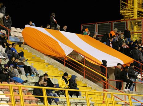 גם לצד הכתום הערב יש נציגות מכובדת ביציעים (צילום: אלן שיבר)