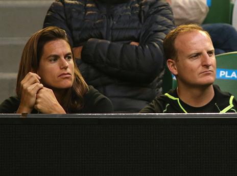 אמילי מורסמו, המאמנת של מארי, צופה מהיציע (getty)