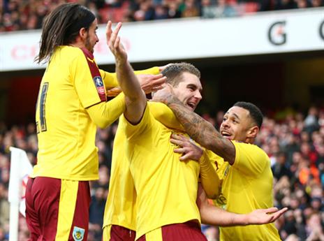 שחקני ברנלי חוגגים את השיוויון מול ארסנל (getty)