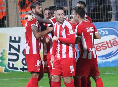 שחקני הפועל חוגגים עם גוטליב. צדיק בסדום? (יוסי שקל)