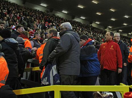 אוהדי ליברפול נוטשים את אנפילד בשבת (GETTYIMAGES)