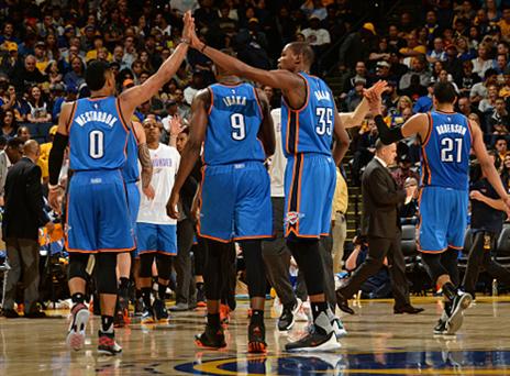 דוראנט תומך בחבריו לקבוצה (gettyimages)