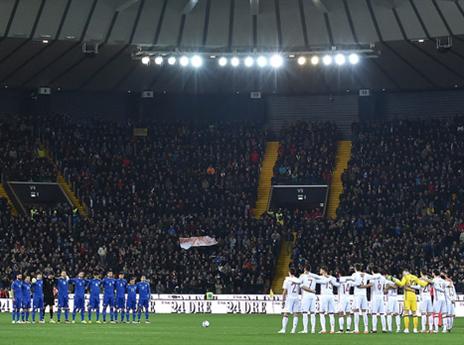 השחקנים עומדים בדקה הדומיה לפני הפתיחה (Getty)