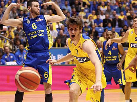 בנדר מנסה להרשים את הסקאוט של פיניקס (אלן שיבר)