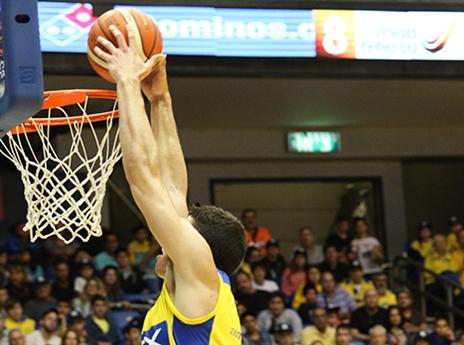 איתי שגב מטביע את ראשל"צ (צילום: דני מרון)