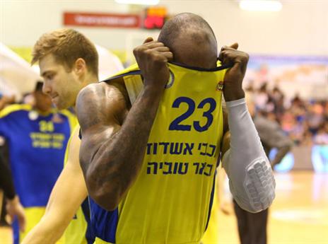 הפנים של תומאס אומרות הכל. אשדוד בצרות