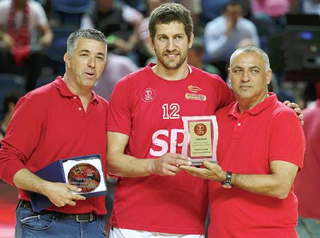 נאור קיבל שי לפני המשחק (אלן שיבר)