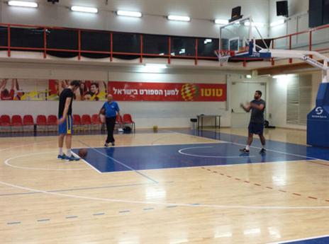 בנדר במהלך האימון בהדר יוסף