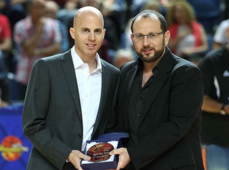 פרנקו מקבל את תואר מאמן החודש מגיא הראל (אלן שיבר)