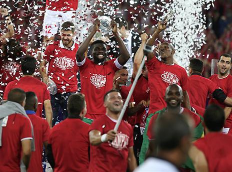 אוגו חוגג את הזכייה באליפות. סיכוי קלוש שיוכל לשחק במוקדמות ליגת האלופות (אלן שיבר)