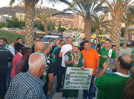 כמיטב המסורת, וסילי הגיע עם שלט שהכין