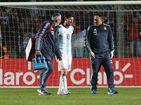 בארגנטינה מודאגים. מסי הפגוע (getty)