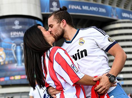 אחווה בין מחנות האוהדים בפתיחה (gettyimages)