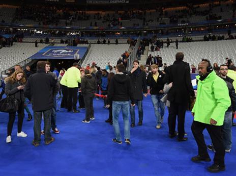 הקהל בסטאד דה פראנס פונה (GETTYIMAGES)