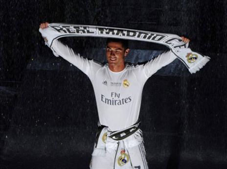 רונאלדו חגג עם הקהל (AFP)