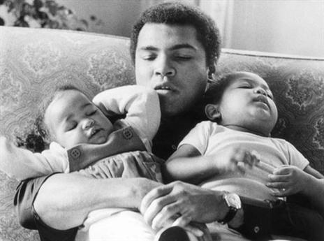 עם בנותיו (Getty)