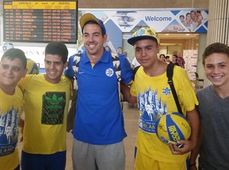 כשנחת, הוא גרם לפנטזיה אצל הקהל