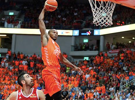 עוד ריחוף בדרך לתואר (צילום: אלן שיבר)