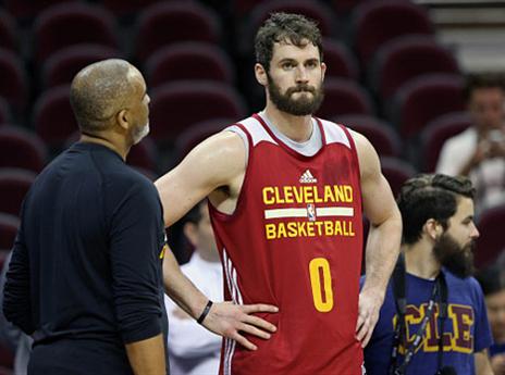 קווין לאב יאלץ להתחיל את המשחק על הספסל (getty)