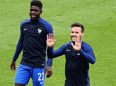 שחקני צרפת בחימום על כר הדשא (gettyimages)