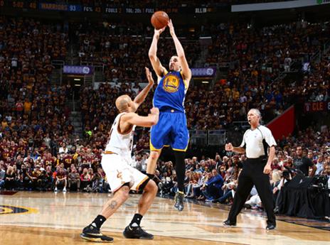 כשהוא צולף, הווריירס רגועים. תומפסון (getty)