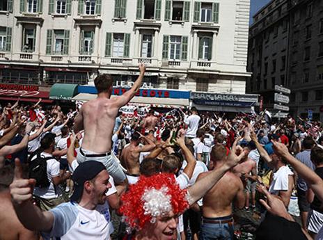 כל מחנה אוהדים מנסה להראות שהנוצות שלו צבעוניות משל האחר (gettyimages)