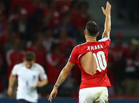 החולצה הקרועה של ג'אקה (GETTYIMAGES)