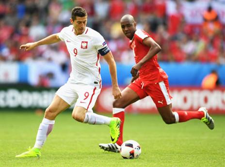 מחפה על לבנדובסקי (GETTY)