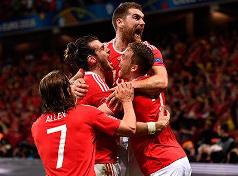 גם הם לא מאמינים. שחקני וויילס בחגיגות (getty)