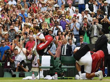 פדרר יורד מהמגרש (Getty)