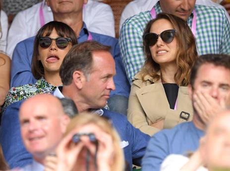 יש גם כוכבות יהודיות ביציע - נטלי פוטרמן וראשידה ג'ונס (getty)