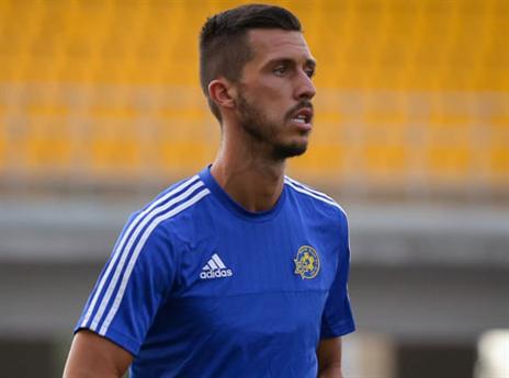 מסתכל גם על הגומלין. מדוניאנין (אתר רשמי מכבי ת"א)