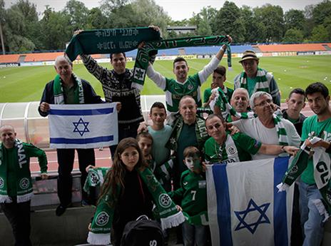 לפני המשחק עוד היו חיוכים בירוק (האתר הרשמי)