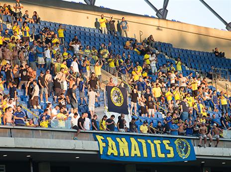 הקהל של מכבי ת"א מהרגל לבית החדש (עודד קרני)